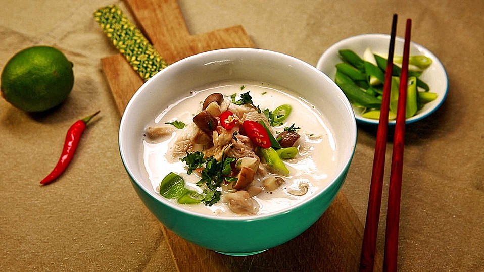 Tom-Kha-Gai-die-ber-hmte-H-hnersuppe-mit-Kokosmilch-und-Galgant