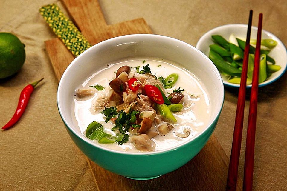 Tom Kha Gai - die berühmte Hühnersuppe mit Kokosmilch und Galgant