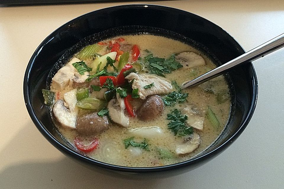 Tom Kha Gai - die berühmte Hühnersuppe mit Kokosmilch und Galgant