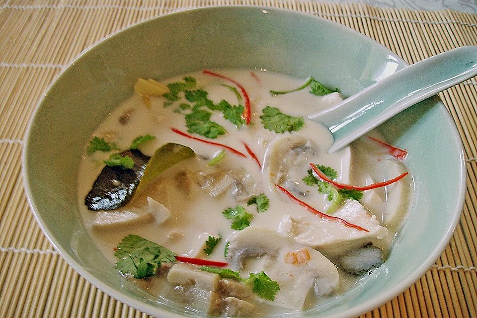 Tom Kha Gai - die berühmte Hühnersuppe mit Kokosmilch und Galgant