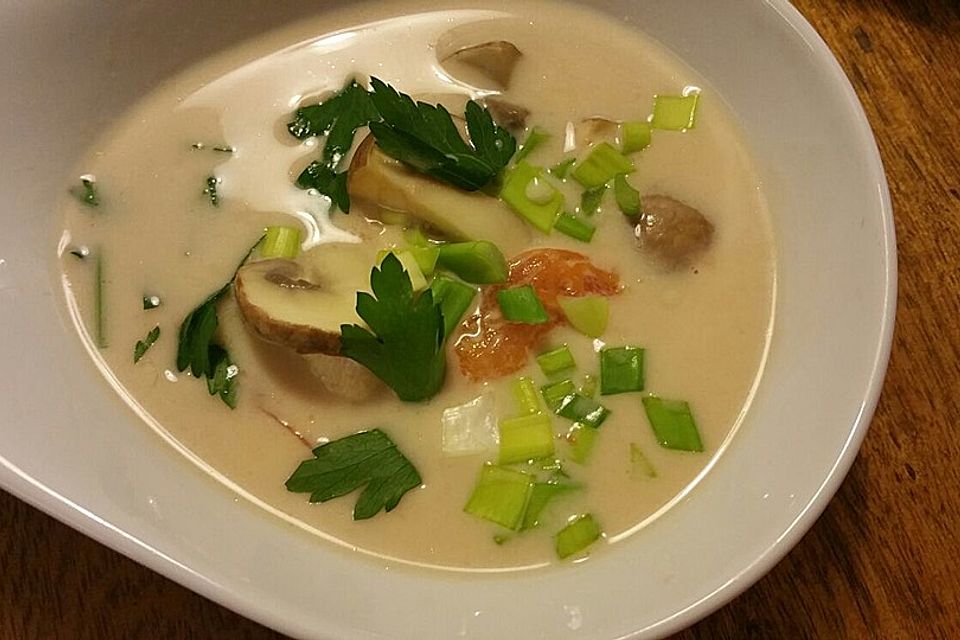 Tom Kha Gai - die berühmte Hühnersuppe mit Kokosmilch und Galgant