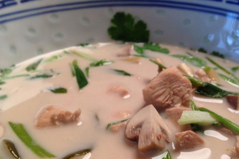 Tom Kha Gai - die berühmte Hühnersuppe mit Kokosmilch und Galgant