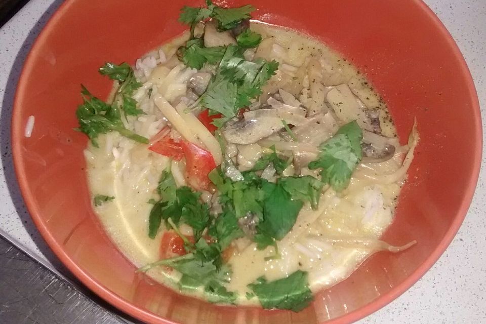 Tom Kha Gai - die berühmte Hühnersuppe mit Kokosmilch und Galgant