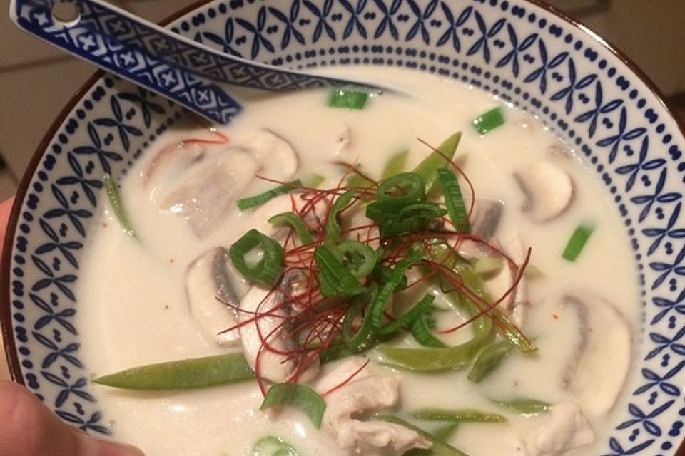 Tom Kha Gai - die berühmte Hühnersuppe mit Kokosmilch und Galgant