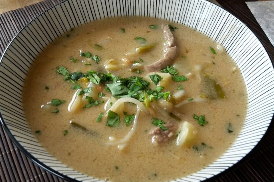 Tom Kha Gai - die berühmte Hühnersuppe mit Kokosmilch und Galgant