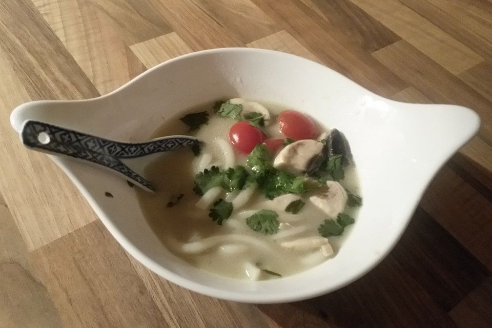 Tom Kha Gai - die berühmte Hühnersuppe mit Kokosmilch und Galgant