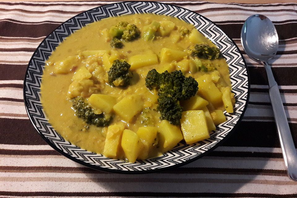 Kartoffel-Brokkoli-Curry mit Kokosmilch