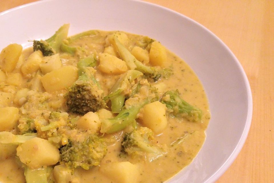 Kartoffel-Brokkoli-Curry mit Kokosmilch