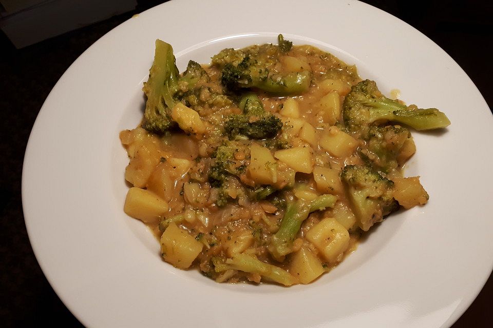 Kartoffel-Brokkoli-Curry mit Kokosmilch