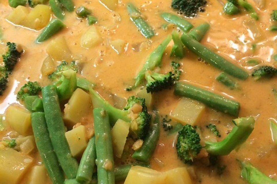 Kartoffel-Brokkoli-Curry mit Kokosmilch