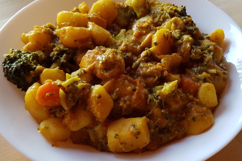 Kartoffel-Brokkoli-Curry mit Kokosmilch