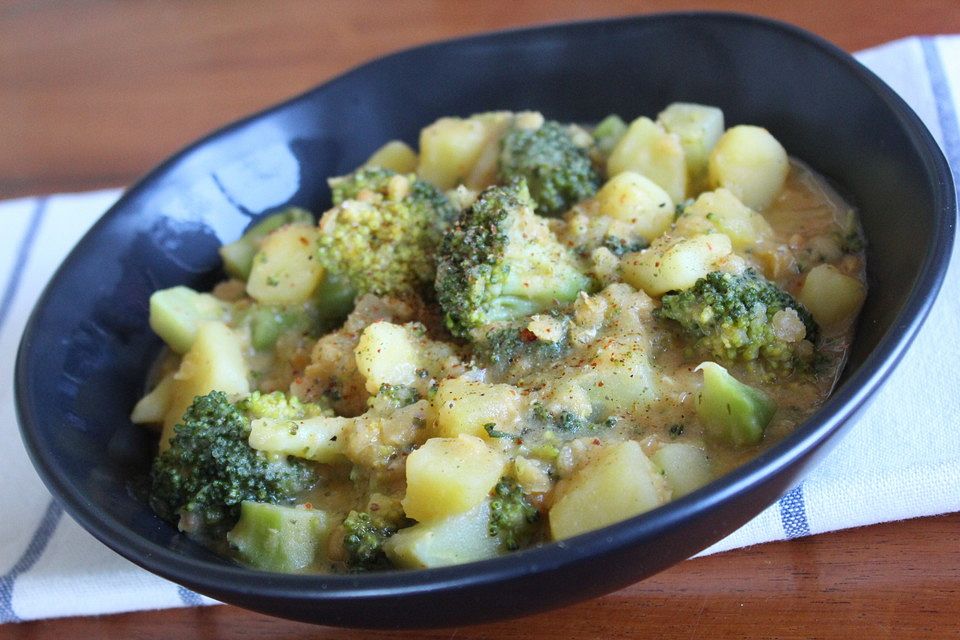 Kartoffel-Brokkoli-Curry mit Kokosmilch