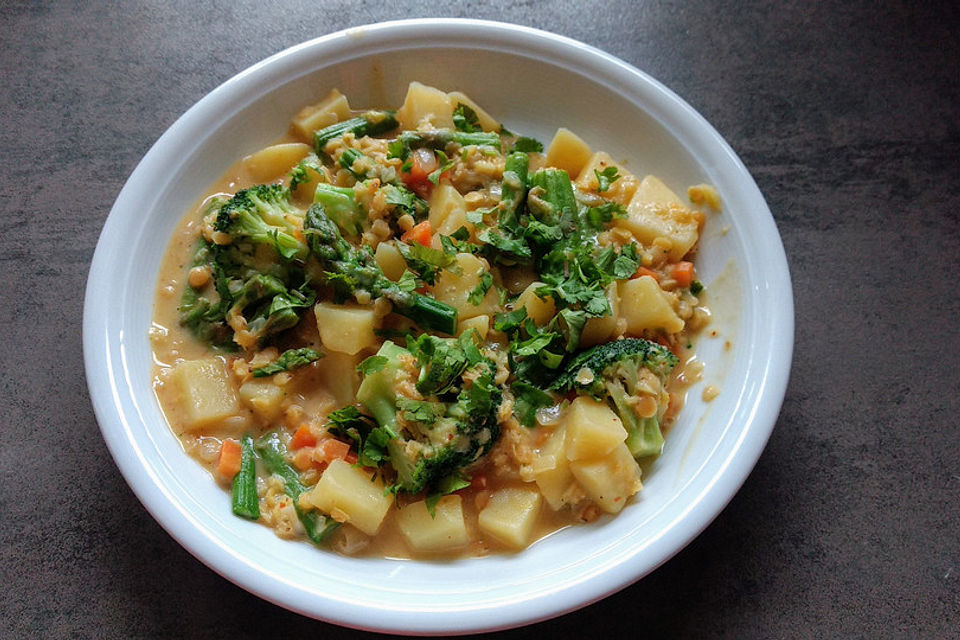 Kartoffel-Brokkoli-Curry mit Kokosmilch