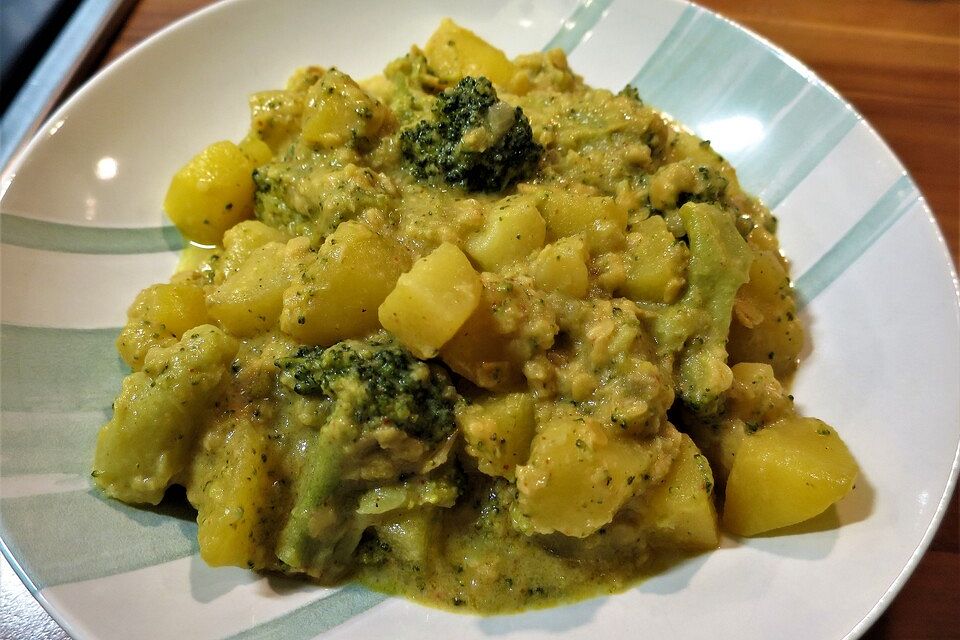 Kartoffel-Brokkoli-Curry mit Kokosmilch