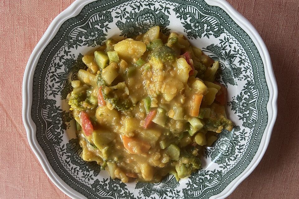 Kartoffel-Brokkoli-Curry mit Kokosmilch