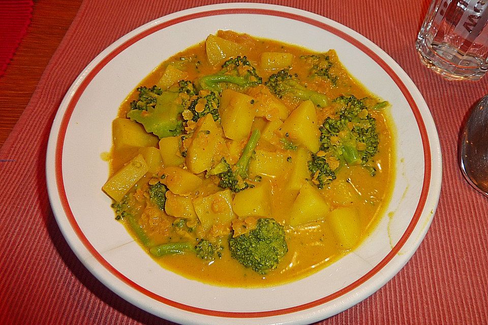 Kartoffel-Brokkoli-Curry mit Kokosmilch