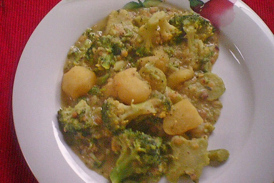 Kartoffel-Brokkoli-Curry mit Kokosmilch