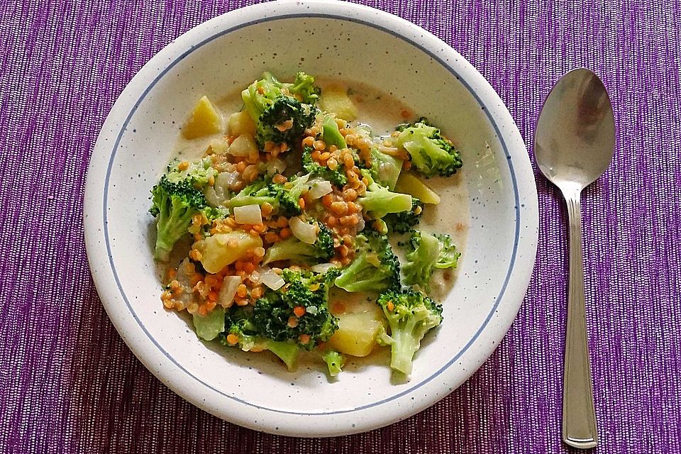 Kartoffel-Brokkoli-Curry mit Kokosmilch