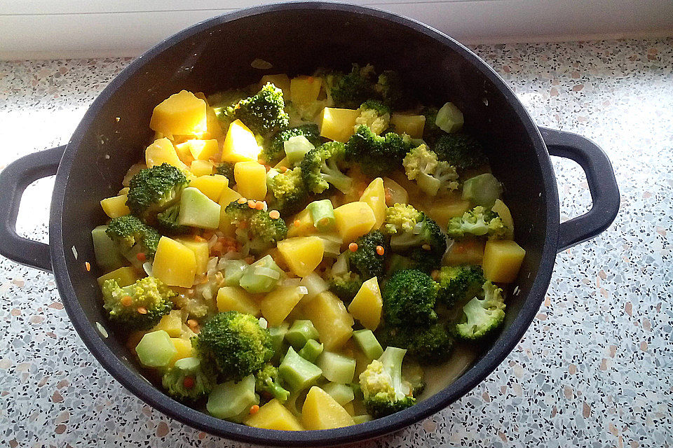 Kartoffel-Brokkoli-Curry mit Kokosmilch