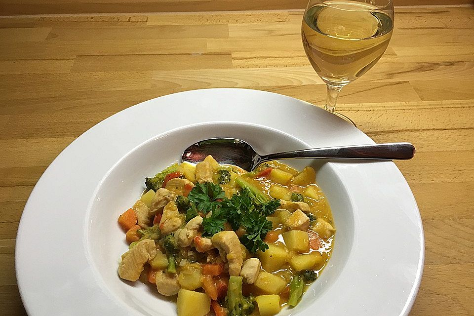 Kartoffel-Brokkoli-Curry mit Kokosmilch