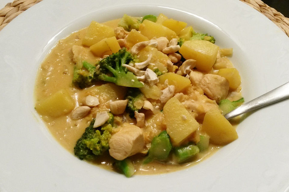 Kartoffel-Brokkoli-Curry mit Kokosmilch