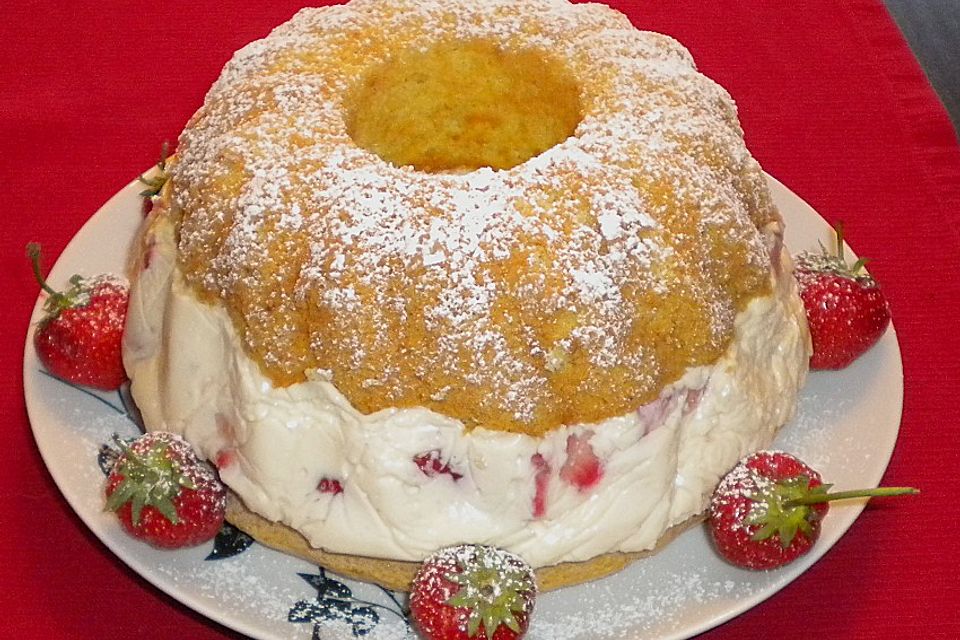 Biskuitgugelhupf mit Erdbeer - Topfenfülle