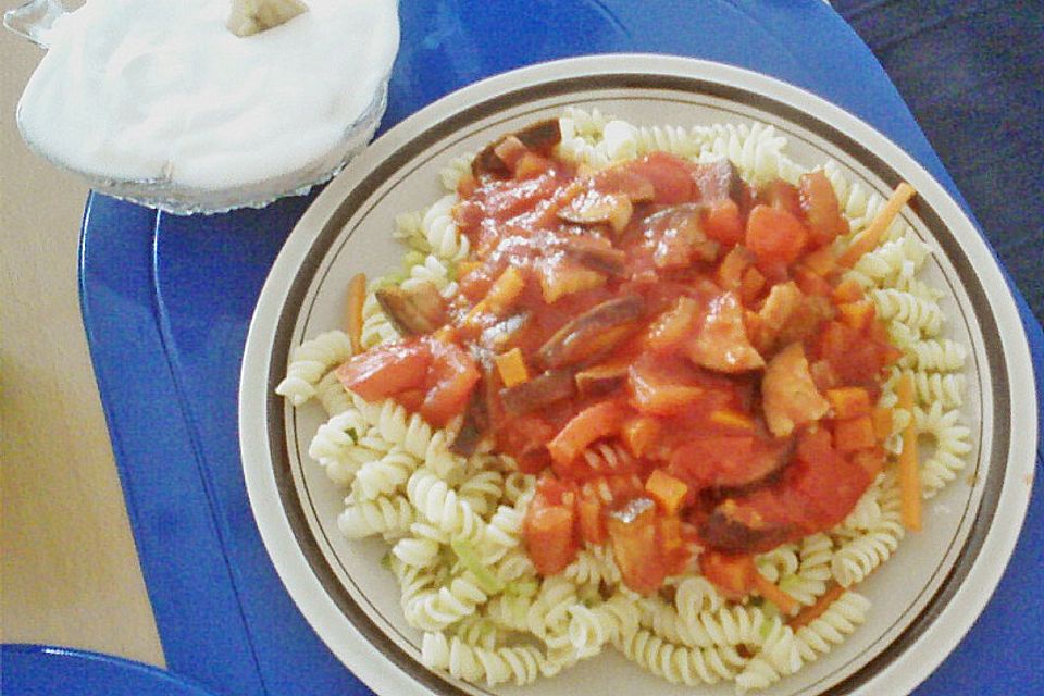 Gemüsespaghetti mit Sauce Bolognese