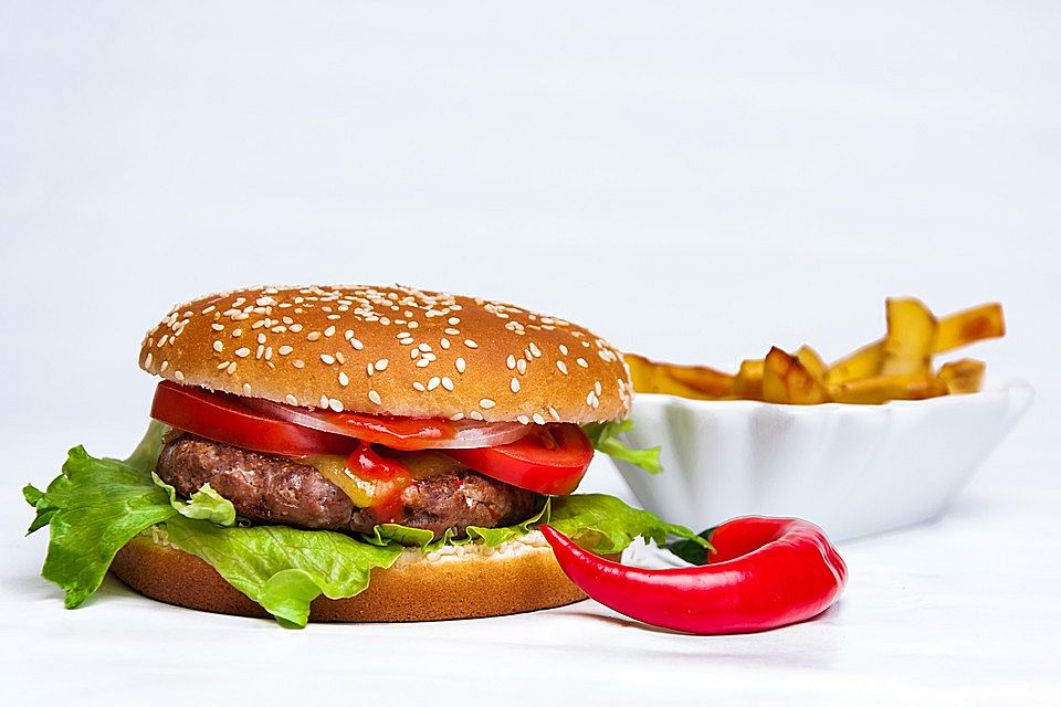 Fettarmer Vollkorn-Burger mit Pommes rot-weiß