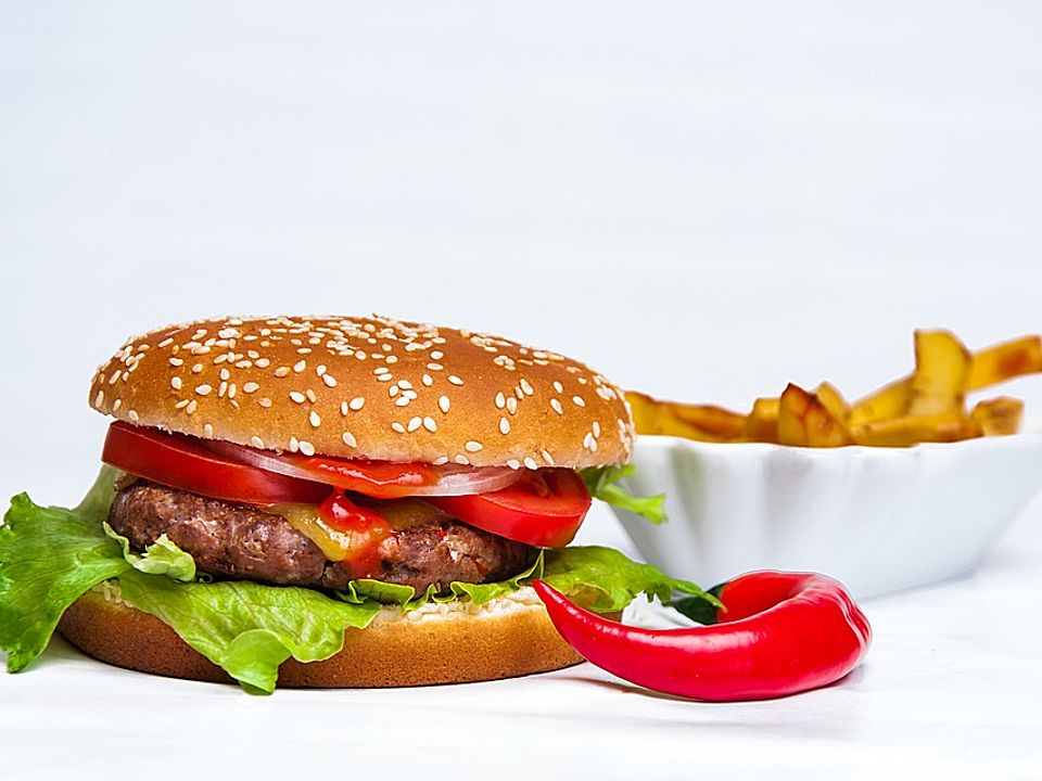 Fettarmer Vollkorn-Burger mit Pommes rot-weiß von MMyk| Chefkoch