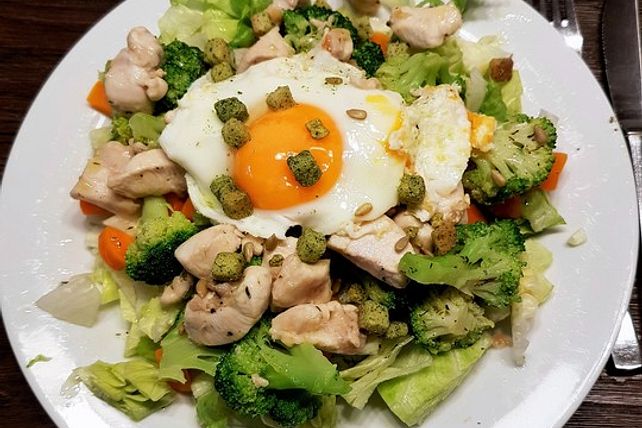 Hähnchenbrust mit Brokkolisalat und Ei von Tomm| Chefkoch