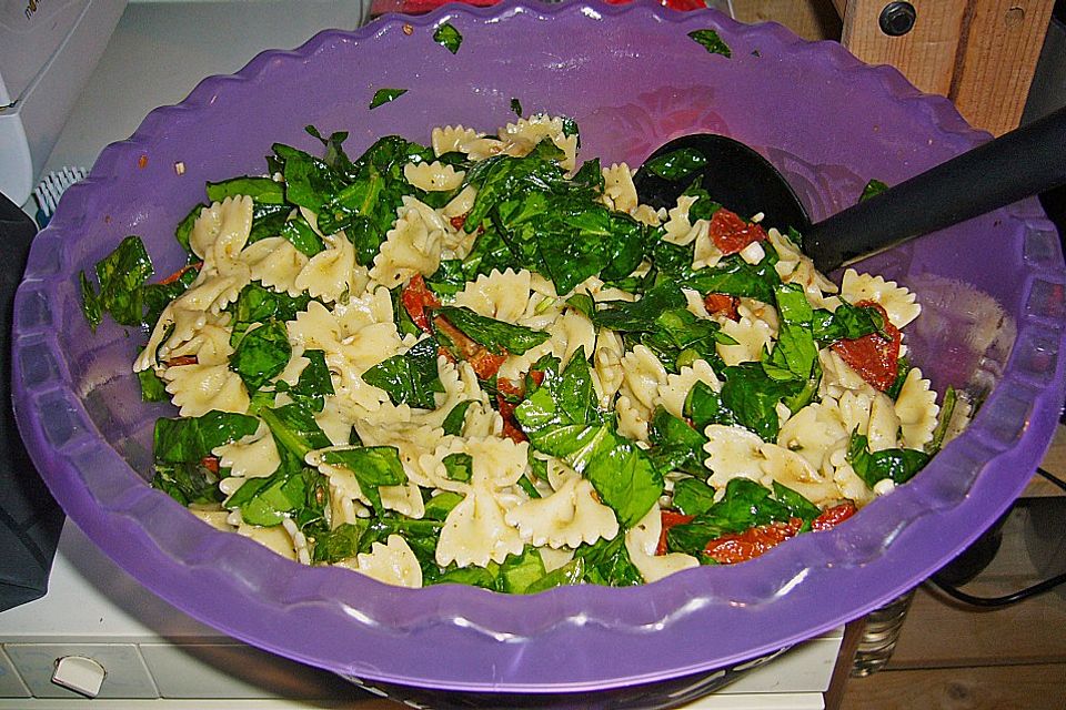 Schmetterlingssalat mit Spinat und getrockneten Tomaten