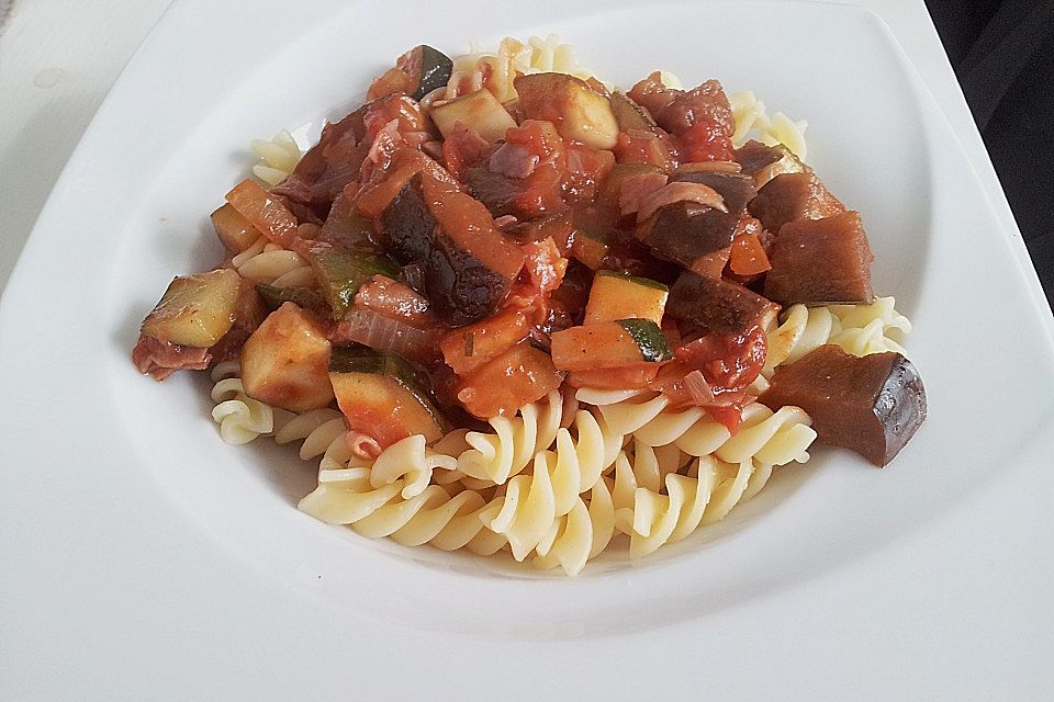 Pasta mit Auberginen-Zucchini-Sugo