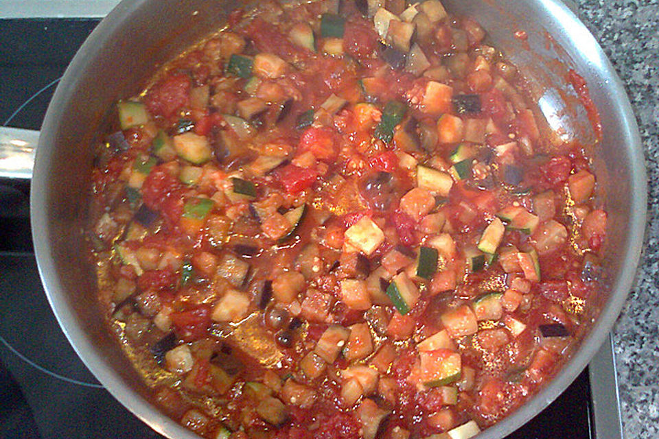 Pasta mit Auberginen-Zucchini-Sugo