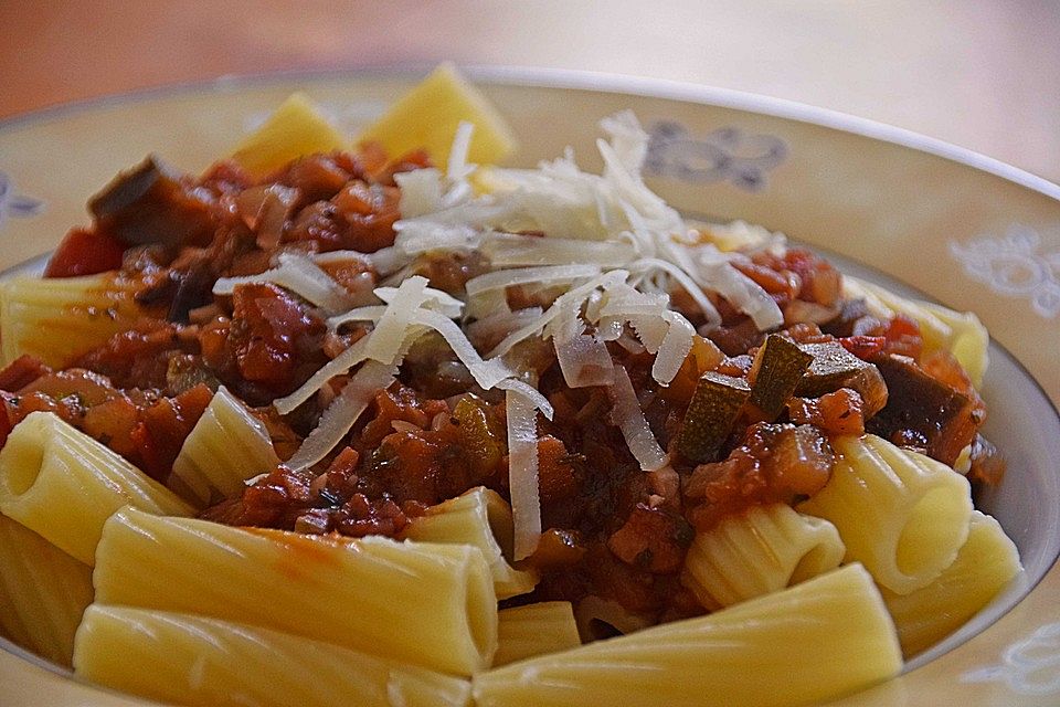 Pasta mit Auberginen-Zucchini-Sugo