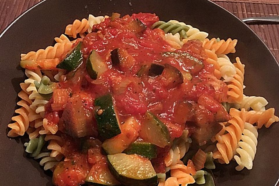 Pasta mit Auberginen-Zucchini-Sugo