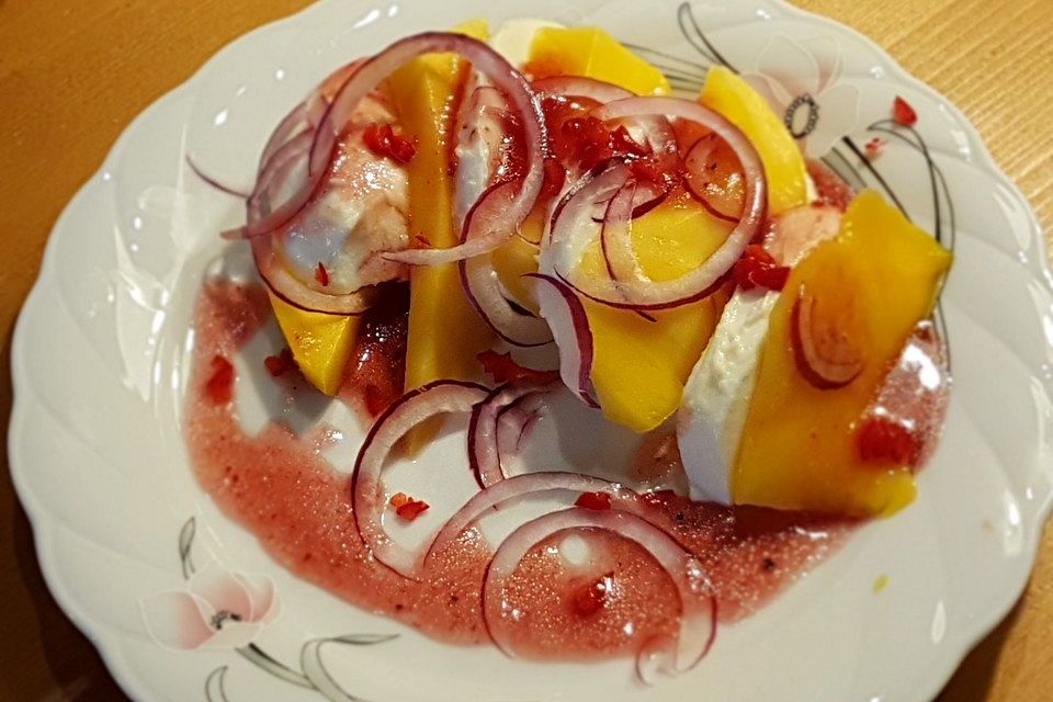 Büffelmozzarella mit Mangoscheiben und  fruchtigem Dressing