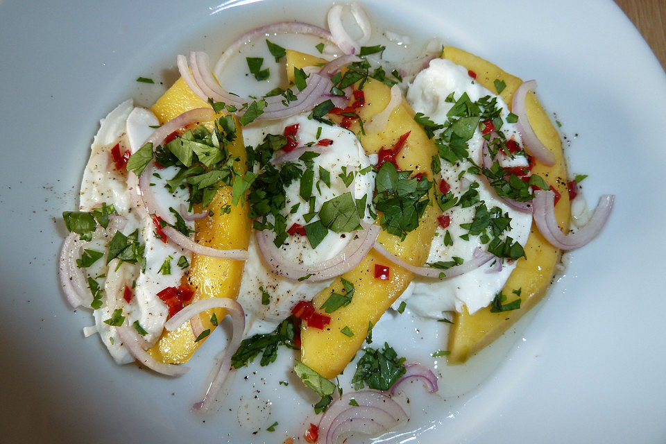 Büffelmozzarella mit Mangoscheiben und  fruchtigem Dressing