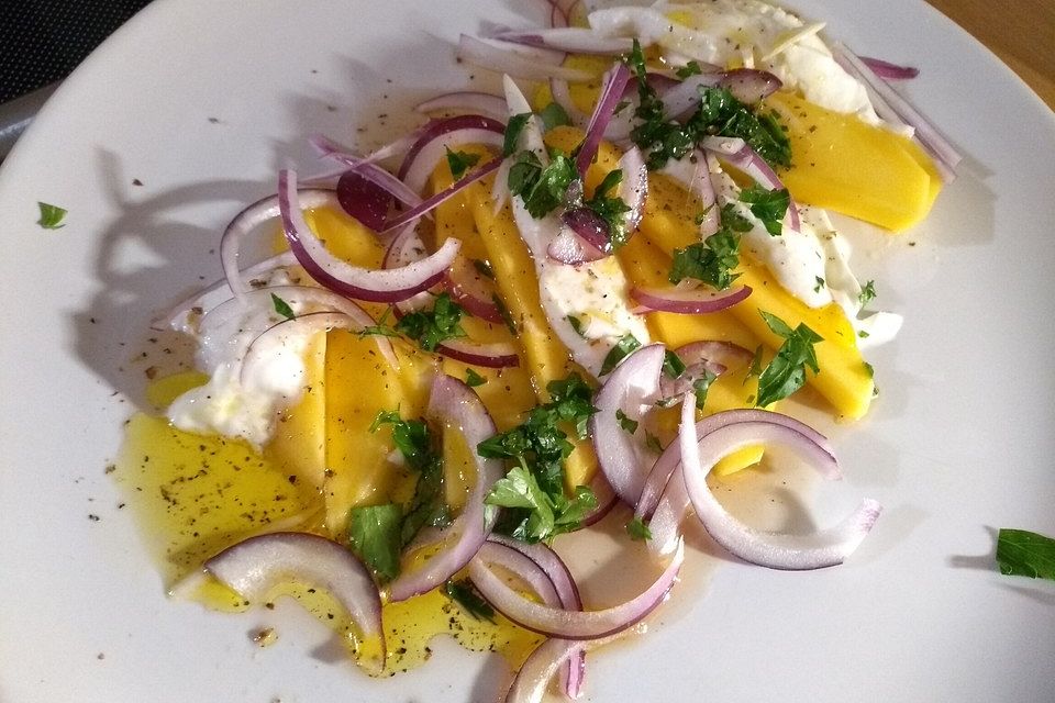 Büffelmozzarella mit Mangoscheiben und  fruchtigem Dressing