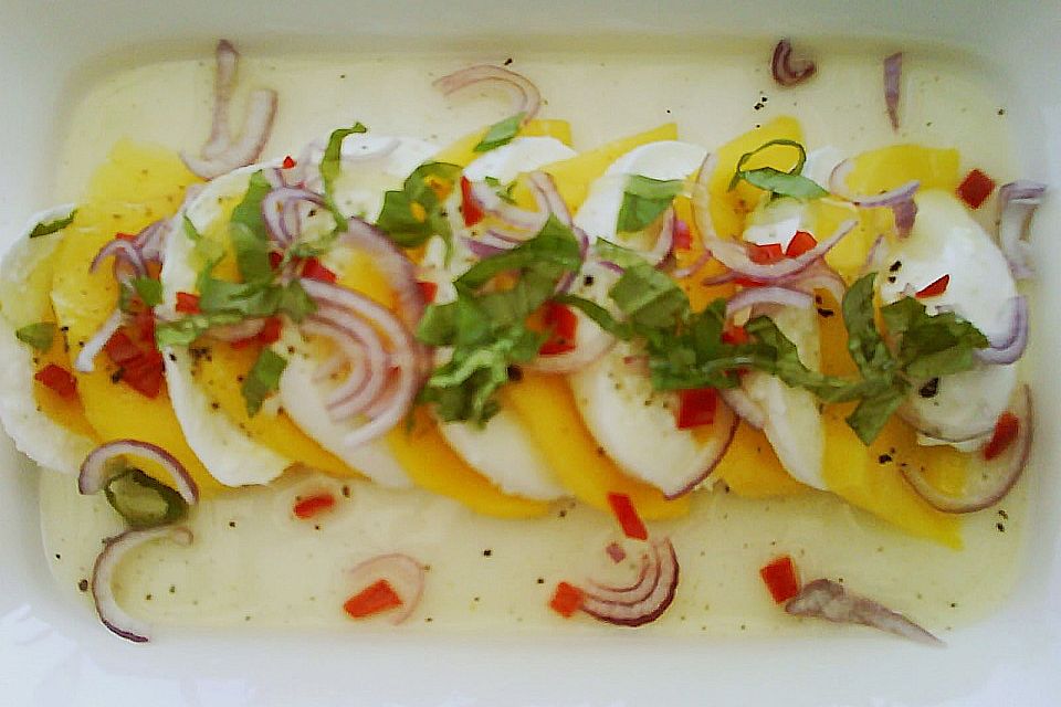 Büffelmozzarella mit Mangoscheiben und  fruchtigem Dressing