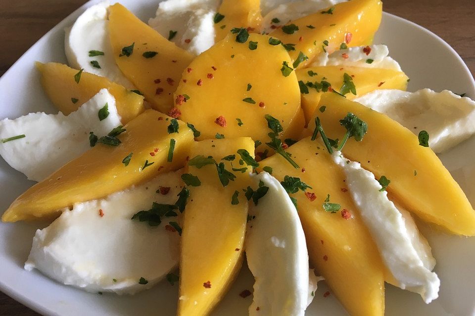 Büffelmozzarella mit Mangoscheiben und  fruchtigem Dressing