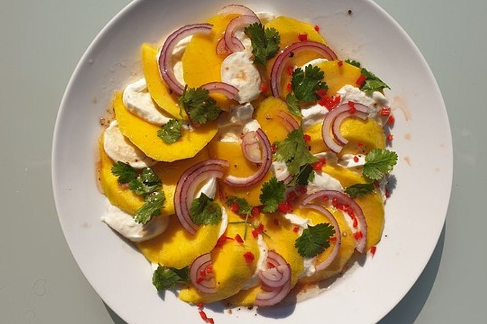 Büffelmozzarella mit Mangoscheiben und  fruchtigem Dressing