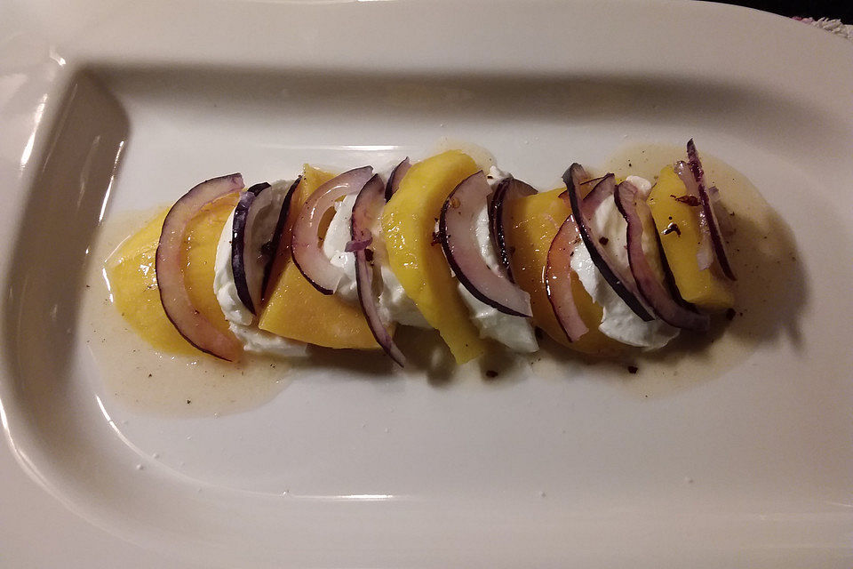 Büffelmozzarella mit Mangoscheiben und  fruchtigem Dressing