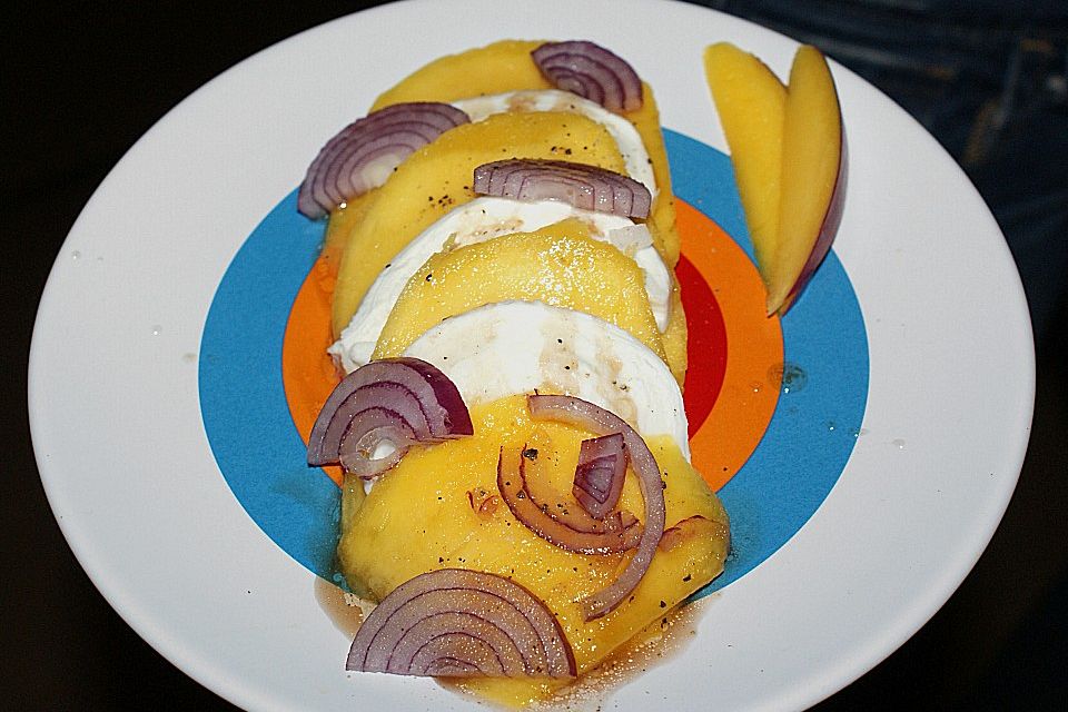 Büffelmozzarella mit Mangoscheiben und  fruchtigem Dressing