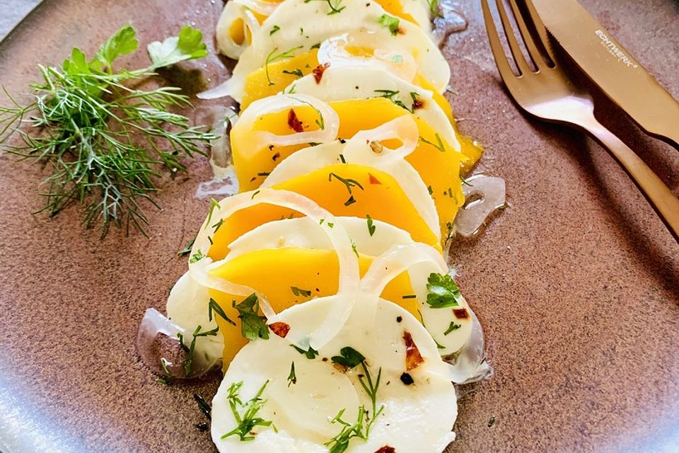 Büffelmozzarella mit Mangoscheiben und  fruchtigem Dressing