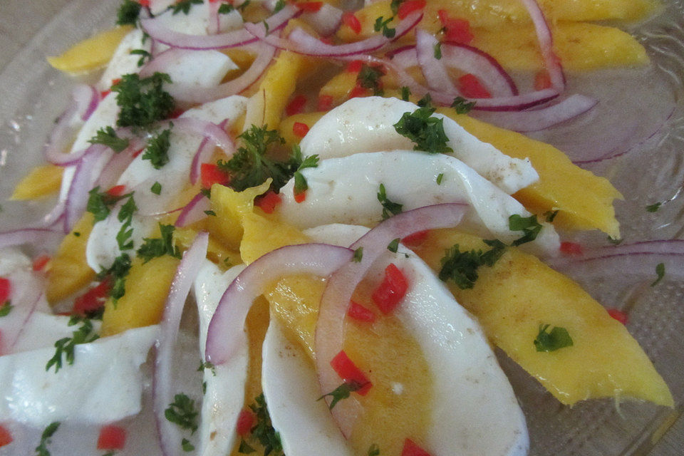 Büffelmozzarella mit Mangoscheiben und  fruchtigem Dressing