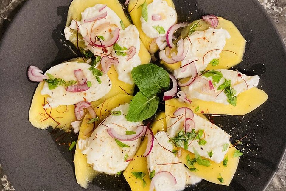 Büffelmozzarella mit Mangoscheiben und  fruchtigem Dressing