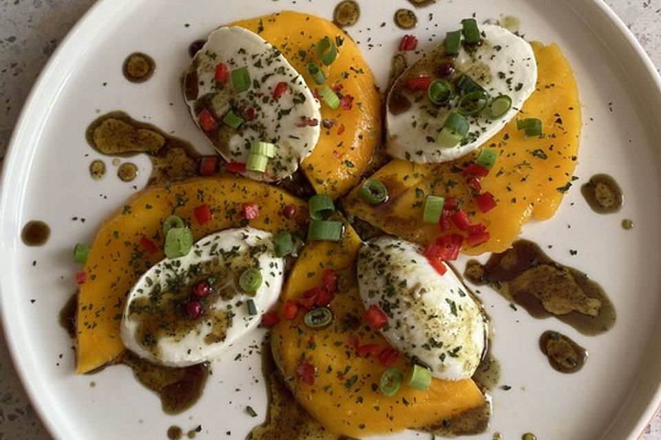 Büffelmozzarella mit Mangoscheiben und  fruchtigem Dressing