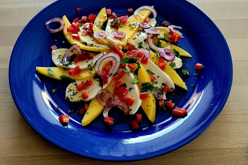 Büffelmozzarella mit Mangoscheiben und  fruchtigem Dressing