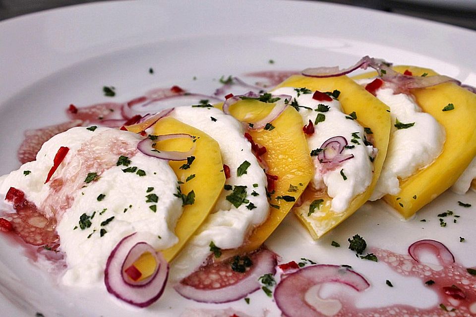 Büffelmozzarella mit Mangoscheiben und  fruchtigem Dressing