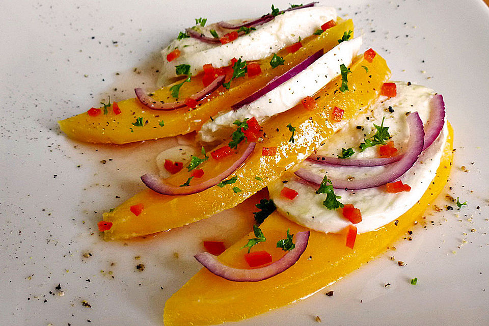 Büffelmozzarella mit Mangoscheiben und  fruchtigem Dressing